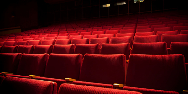 Alessandro Siani: dal palcoscenico al grande schermo, un talento che unisce risate e impegno sociale